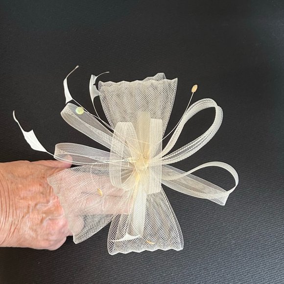 Ivory fascinator - from London - Picture 4 of 7